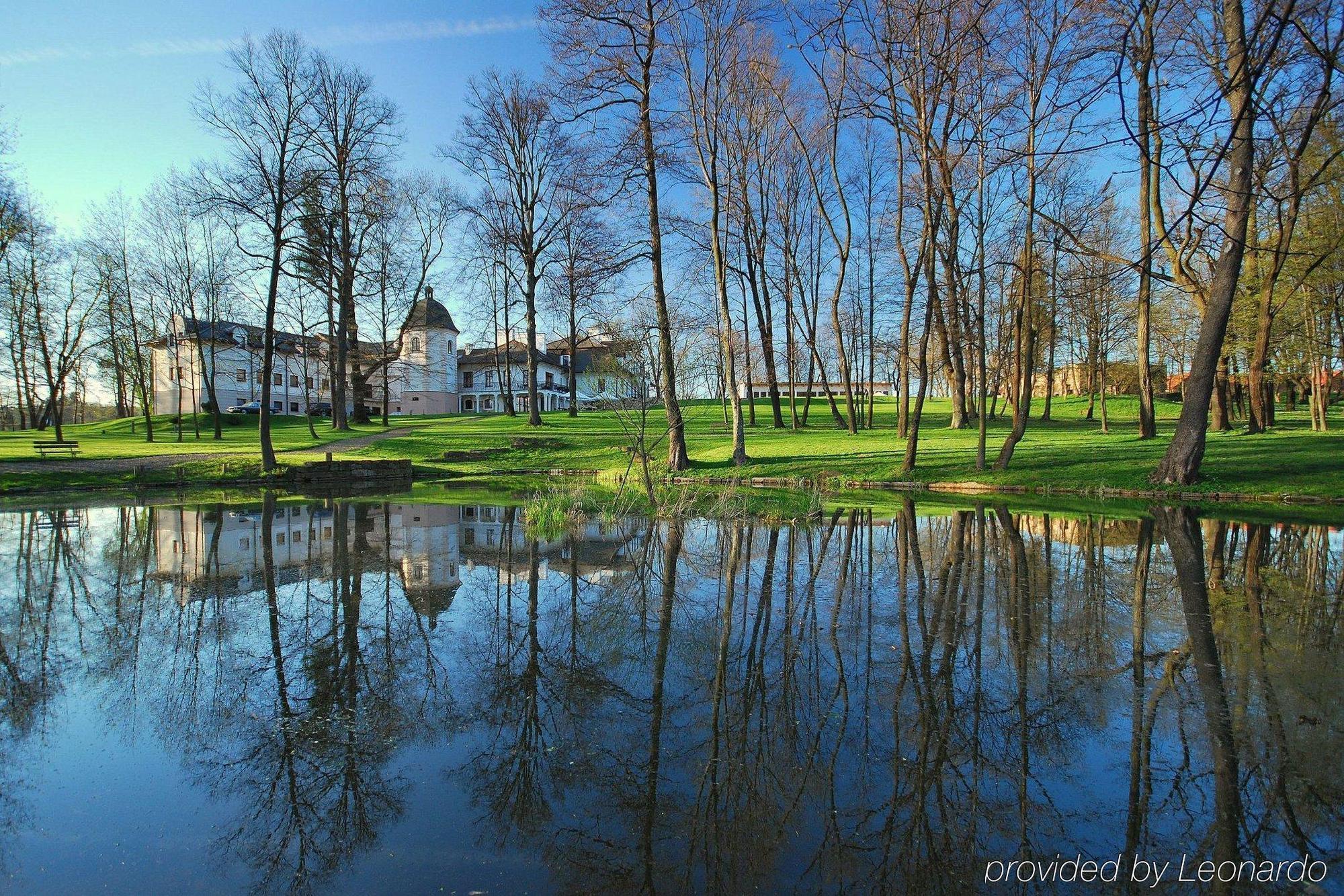 Dwor Kombornia Hotel&Spa Buitenkant foto