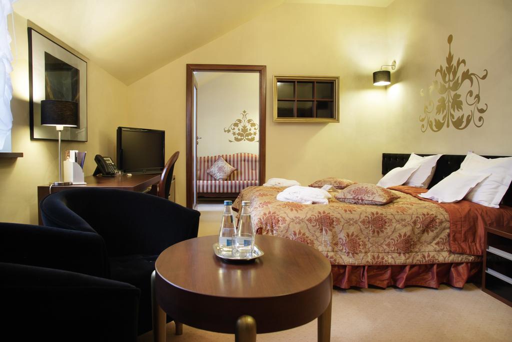Dwor Kombornia Hotel&Spa Buitenkant foto