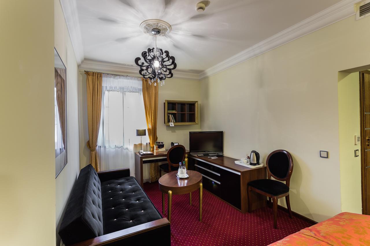 Dwor Kombornia Hotel&Spa Buitenkant foto