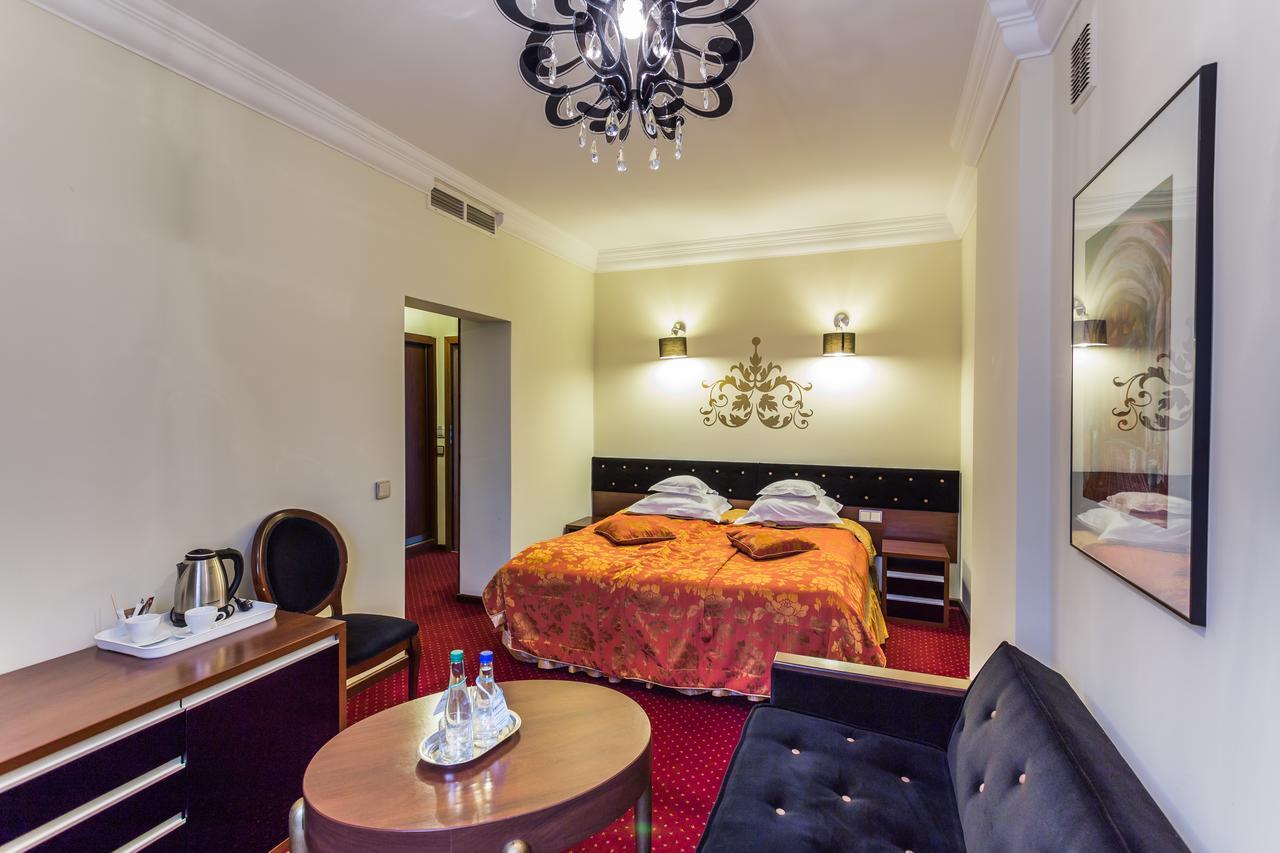 Dwor Kombornia Hotel&Spa Buitenkant foto