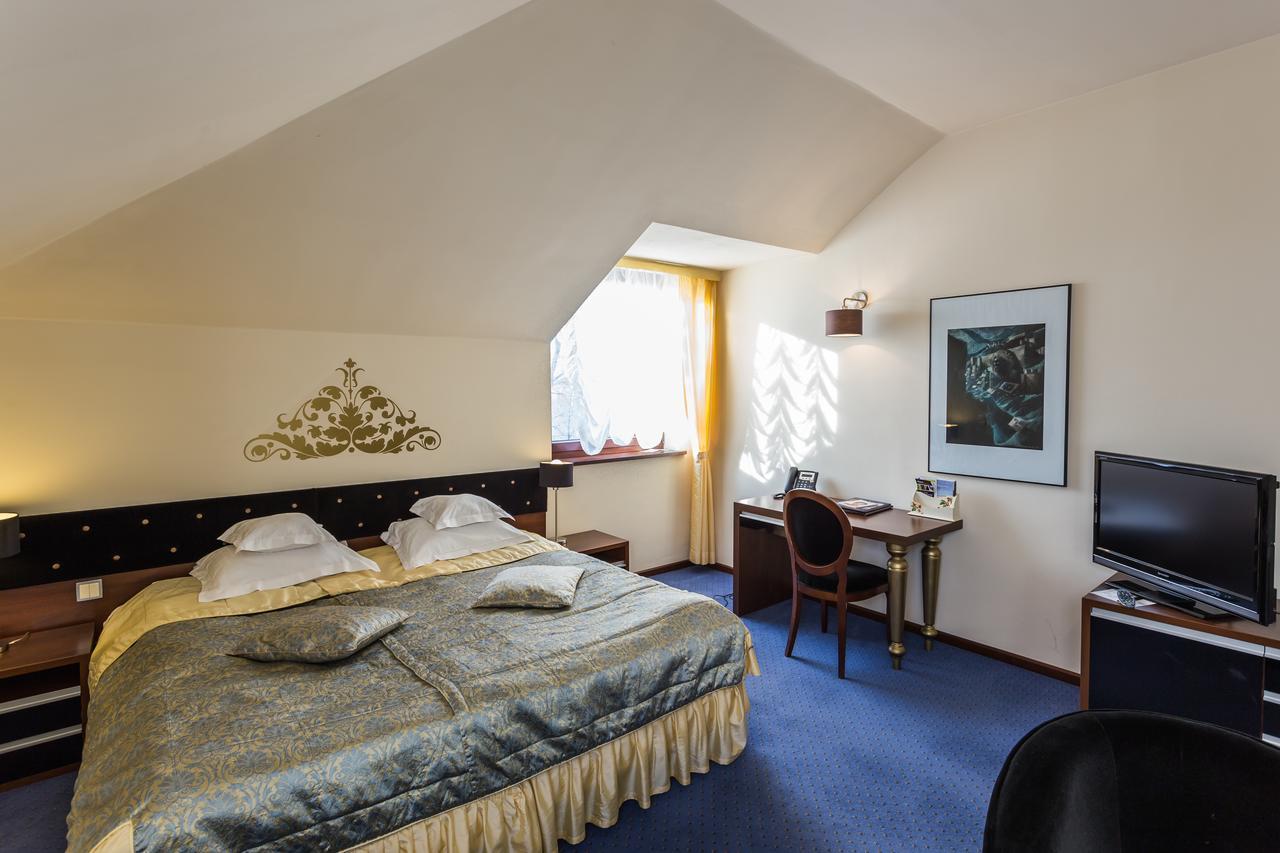 Dwor Kombornia Hotel&Spa Buitenkant foto