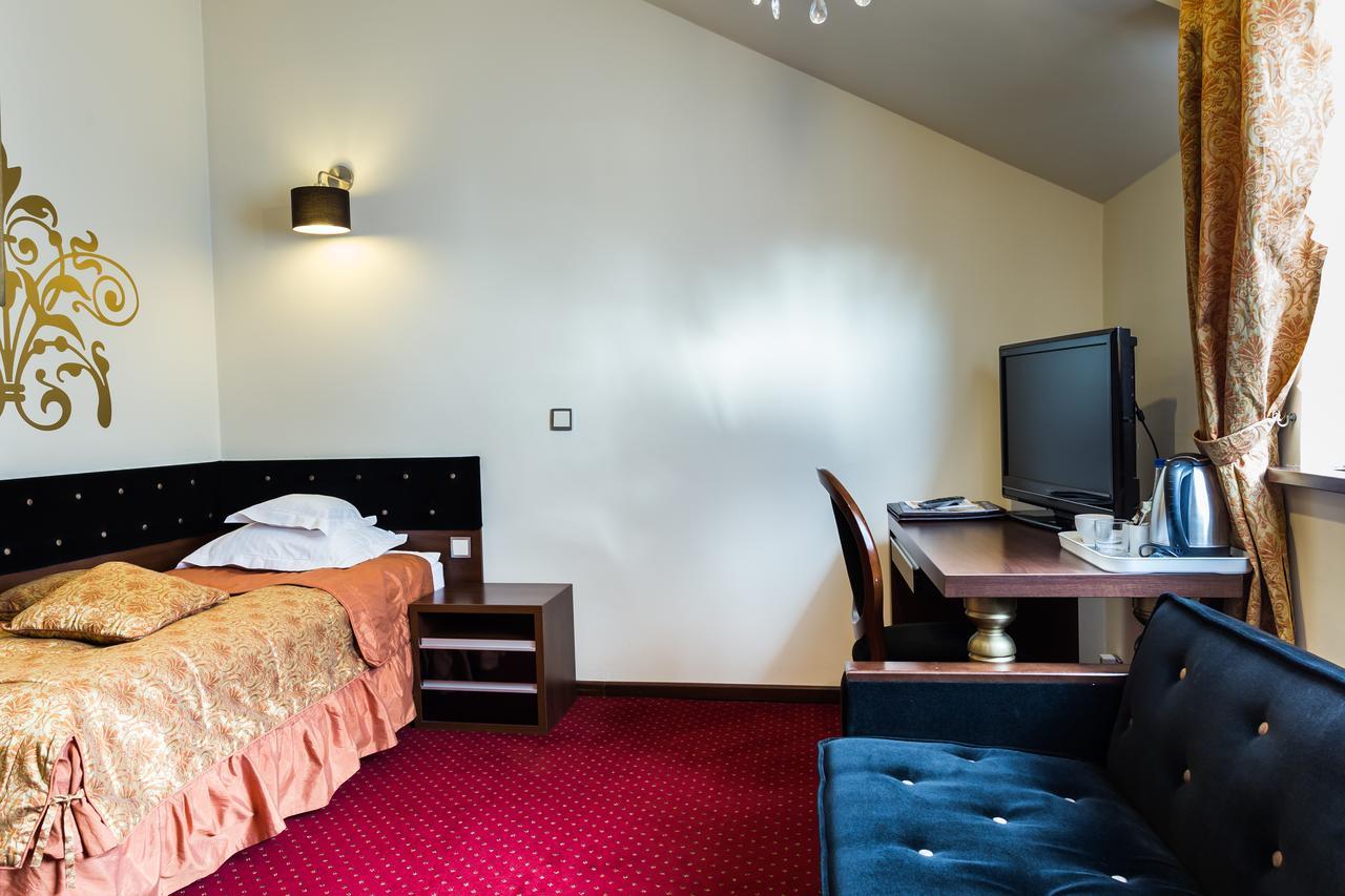 Dwor Kombornia Hotel&Spa Buitenkant foto