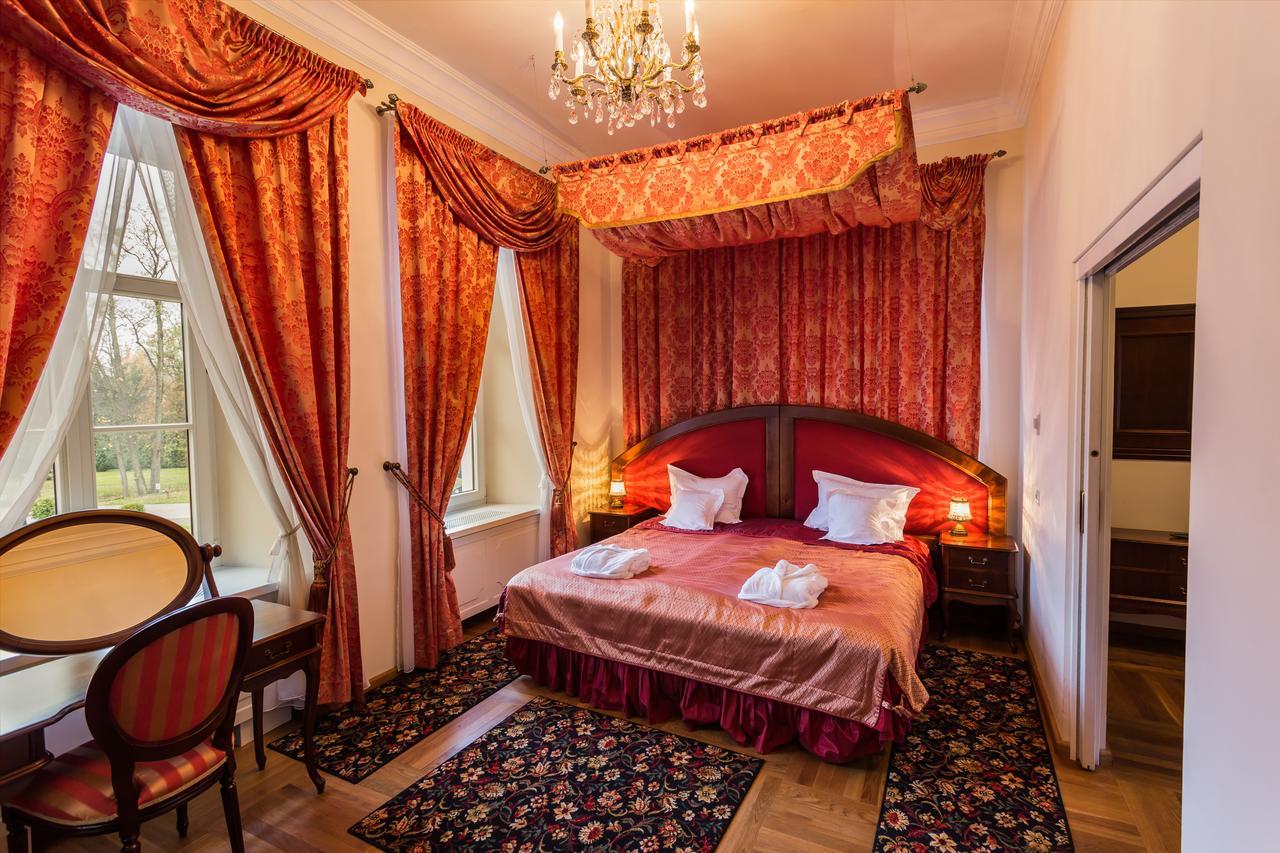 Dwor Kombornia Hotel&Spa Buitenkant foto