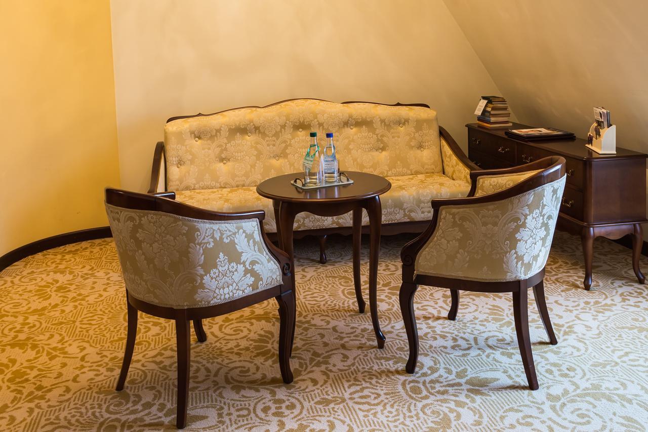Dwor Kombornia Hotel&Spa Buitenkant foto