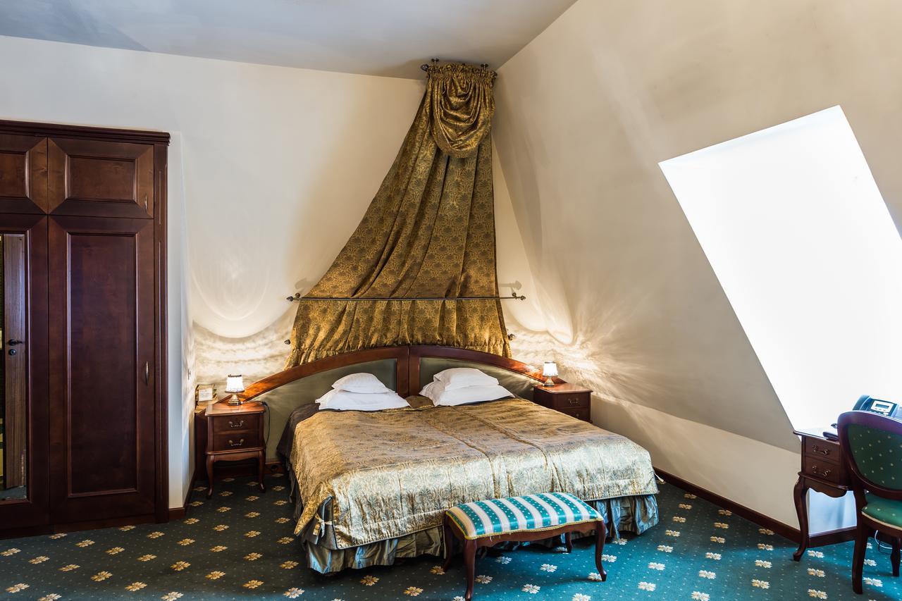 Dwor Kombornia Hotel&Spa Buitenkant foto