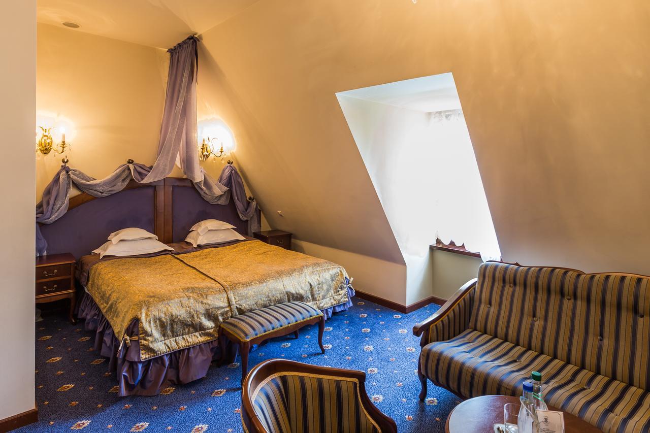 Dwor Kombornia Hotel&Spa Buitenkant foto