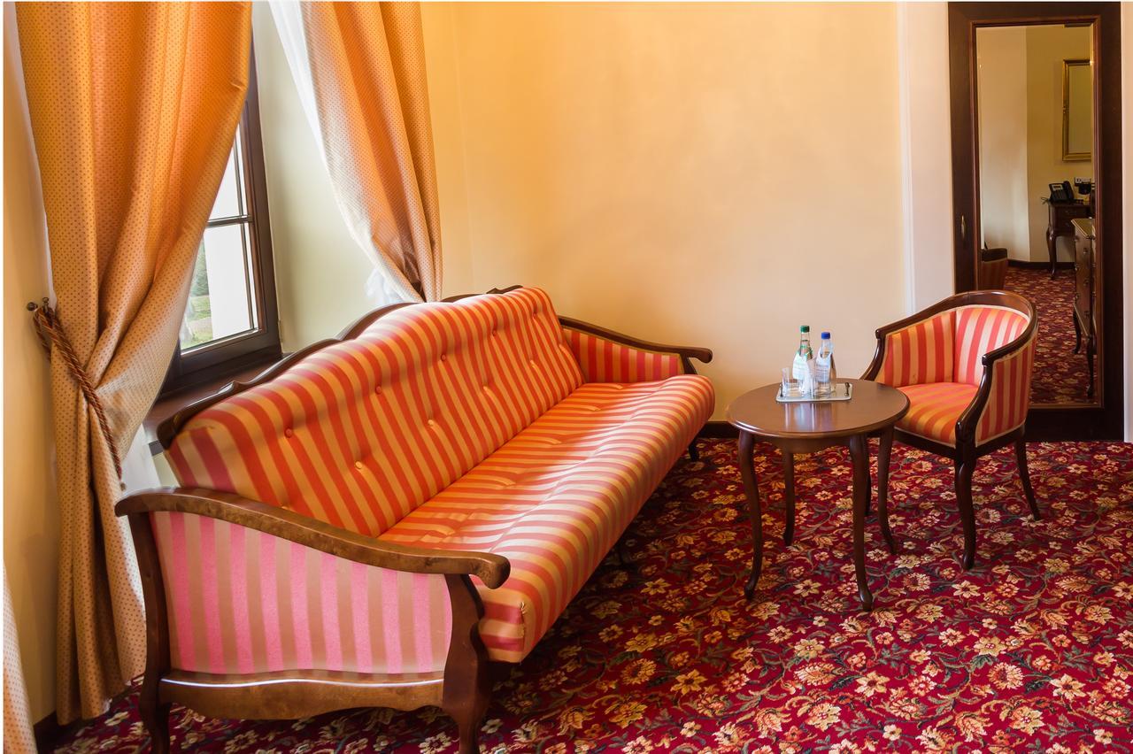 Dwor Kombornia Hotel&Spa Buitenkant foto