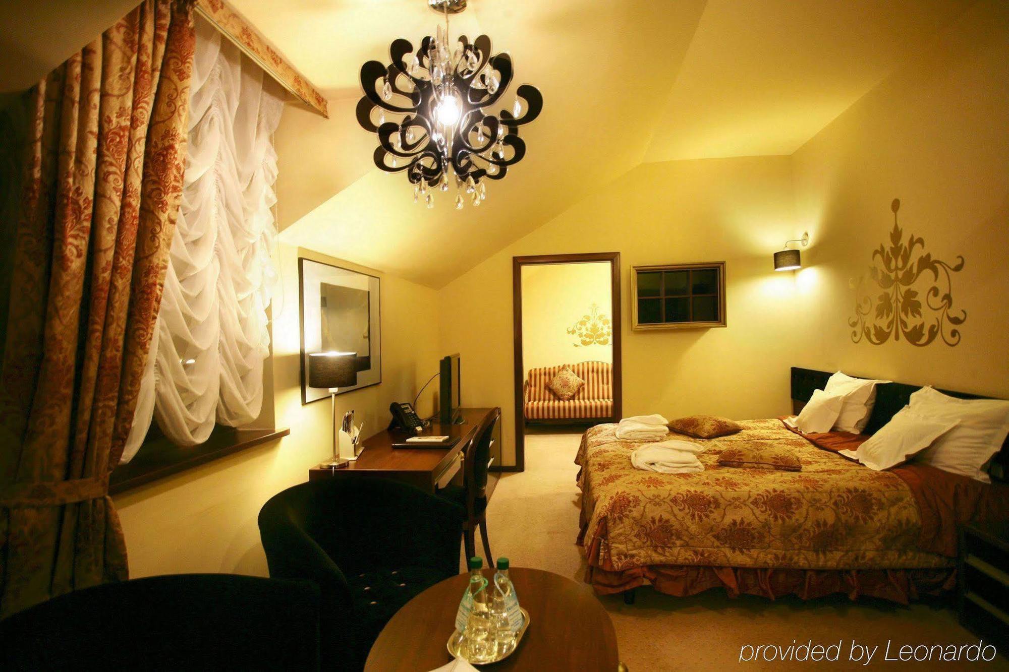 Dwor Kombornia Hotel&Spa Buitenkant foto