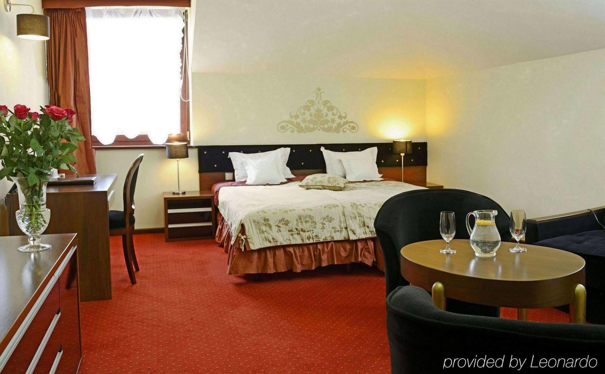 Dwor Kombornia Hotel&Spa Buitenkant foto