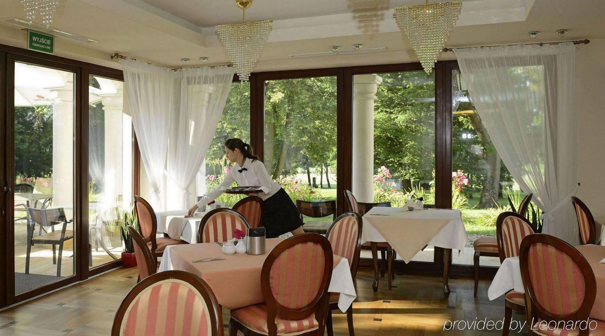 Dwor Kombornia Hotel&Spa Buitenkant foto