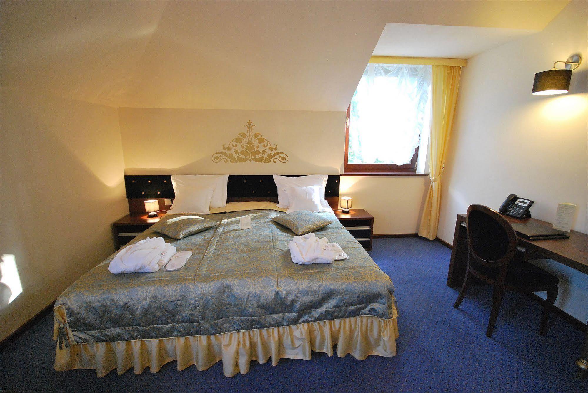 Dwor Kombornia Hotel&Spa Buitenkant foto