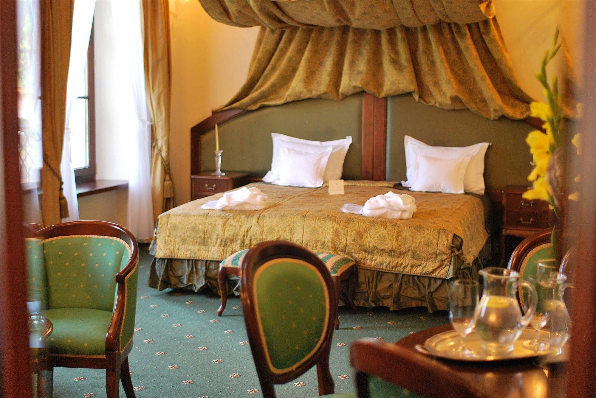 Dwor Kombornia Hotel&Spa Buitenkant foto