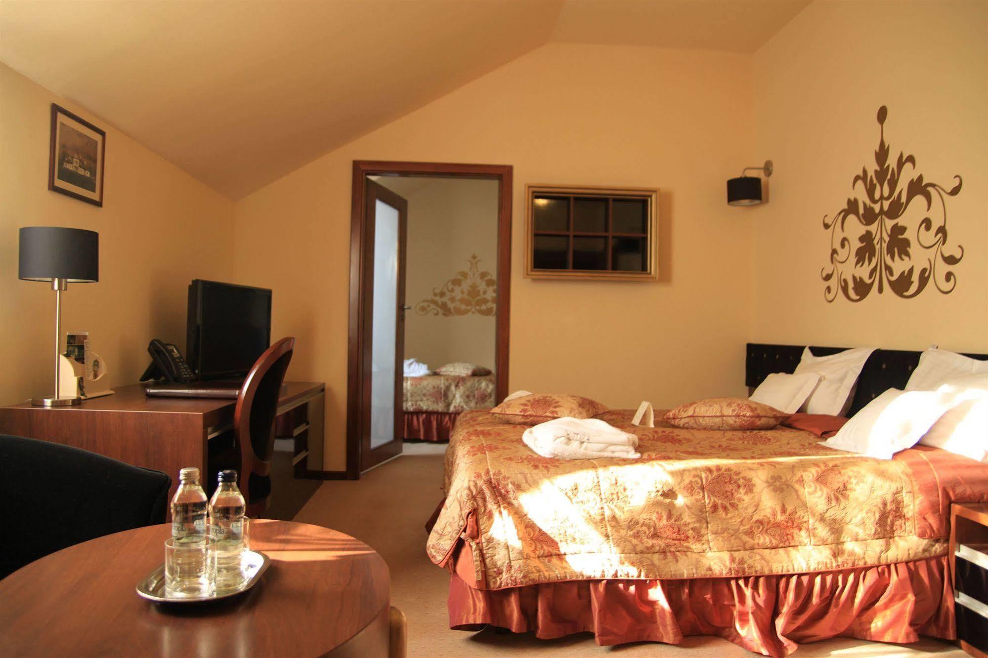 Dwor Kombornia Hotel&Spa Buitenkant foto