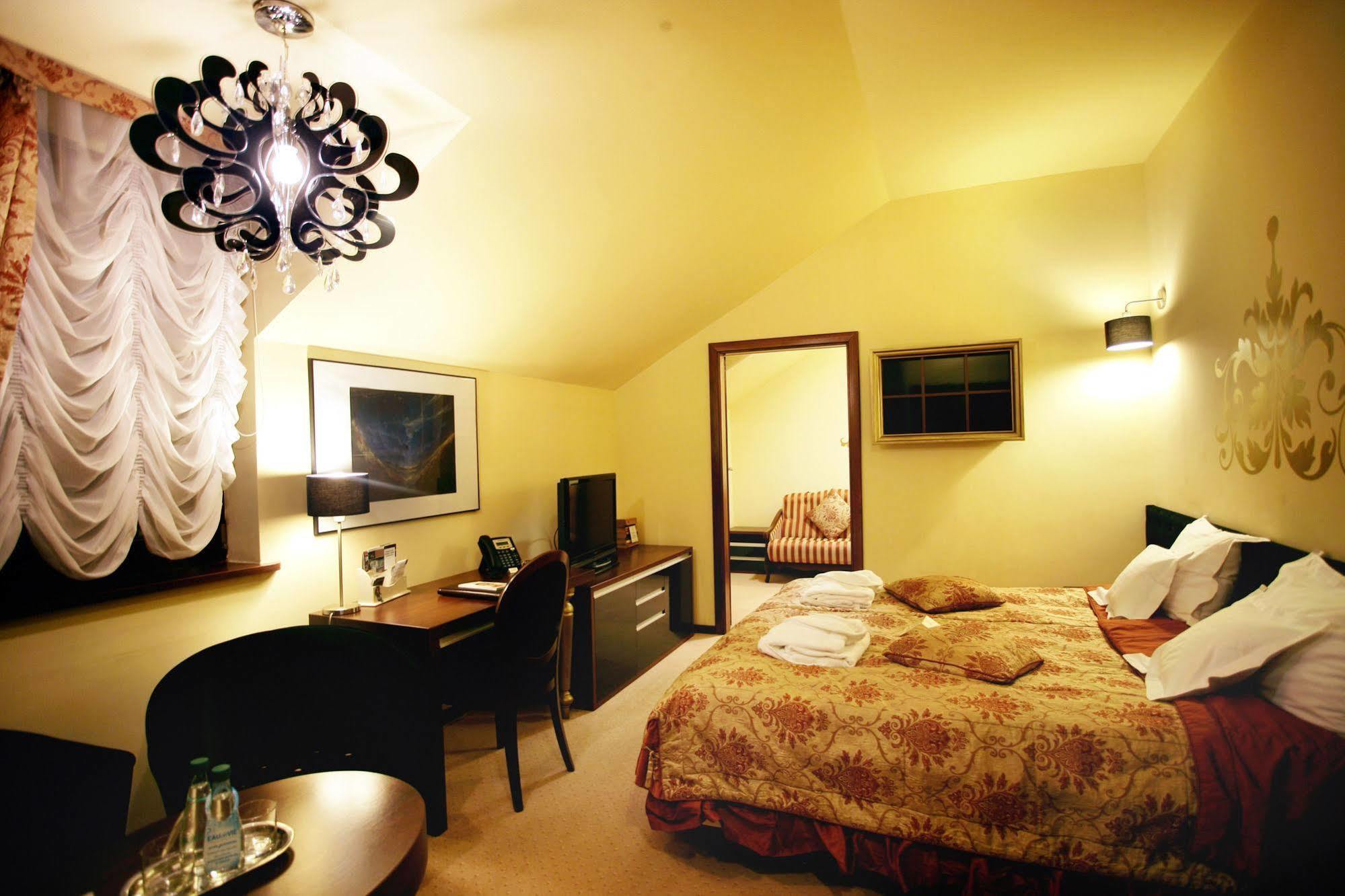Dwor Kombornia Hotel&Spa Buitenkant foto