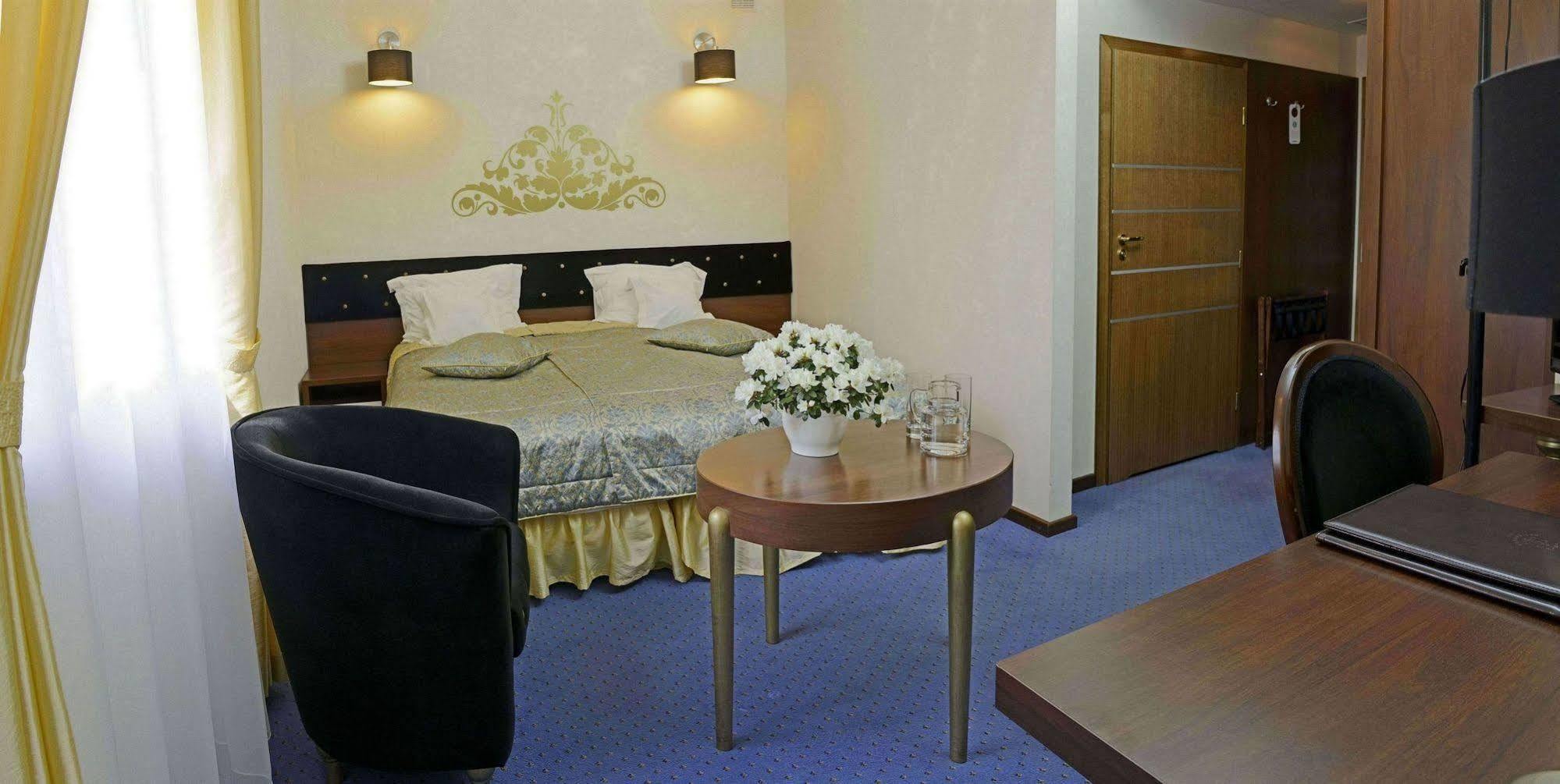 Dwor Kombornia Hotel&Spa Buitenkant foto
